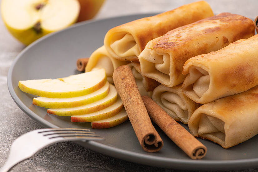 МЛИНЦІ З ЯБЛУКОМ ТА КОРИЦЕЮ